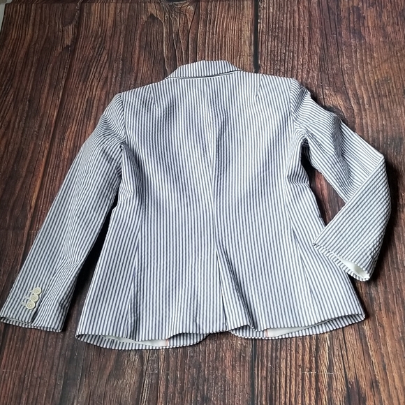 Banana Republic  Classic Fit Blazer in Preppy White Navy Stripes - Picture 8 of 15